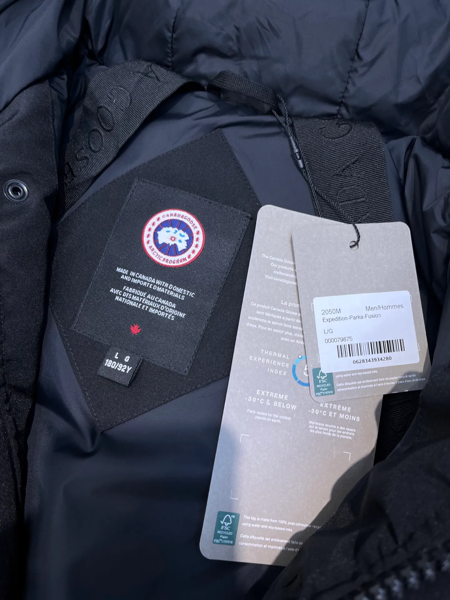 P780 high-end version black (new version of Big Goose 01) Canada Goose Canada Goose #Chilliwack 7999M bomber jacket short down jacket/01 model #Men and Women Same Style# ➖ Genuine synchronous anti-counterfeiting chip sensor! ➖ Imported 21S polyester-cotton blended original fabric [last year’s 16S/18S hard fabrics have been completely eliminated, this year all use 21S genuine synchronous fabrics, the soft mid-strap feels delicate and textured], genuine synchronous Feather-Light 10D waterproof coating fabric, made of 84.5 polyester fiber and 15.5 cotton, 100% the best feel in the entire network! ➖ The genuine official website is synchronized with the national standard 80 white duck down, you can check the official website customer service, there will never be a series of misleading claims such as 90 down or goose down! ➖ Using the best nylon lining with double double-layer sealing design, velvet-proof No. 7 needle + grid-filled down ready-made garments, there is 100% no so-called velvet running! ➖ The cuffs are designed with thickened seamless threads, and the collar and pockets are lined with top-quality polar fleece to keep you warm and comfortable! ➖ Yoshida YKK provides original custom-made electroplated sliders. YKK two-way lockable zippers are tight and smooth and will not peel off paint! ➖ 3M composite guarantees that the Velcro is the same as the original, durable, and all accessories and hardware are custom-made! ➖ Imported BEHRINGER embroidery machine to customize the 10,000-needle embroidery logo, 98% of which can be reproduced to restore the original logo. You can check and compare on the official website! ➖ The fur collars are all made of large pieces of Western Canadian blue wolf hide, ensuring that each fur collar is 13-15cm wide!   Size:XS-XXL